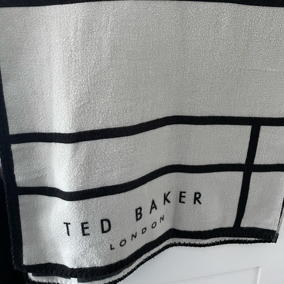 TED BAKER LONDON - MONDI Cape Scarf - Picture 2 of 3